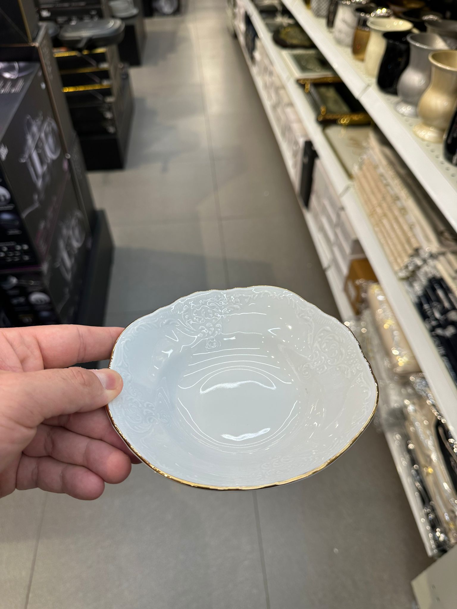 קערית לסלטים 16 ס״מ פורצלן צ׳כי – לבן עיטור פס זהב Thun