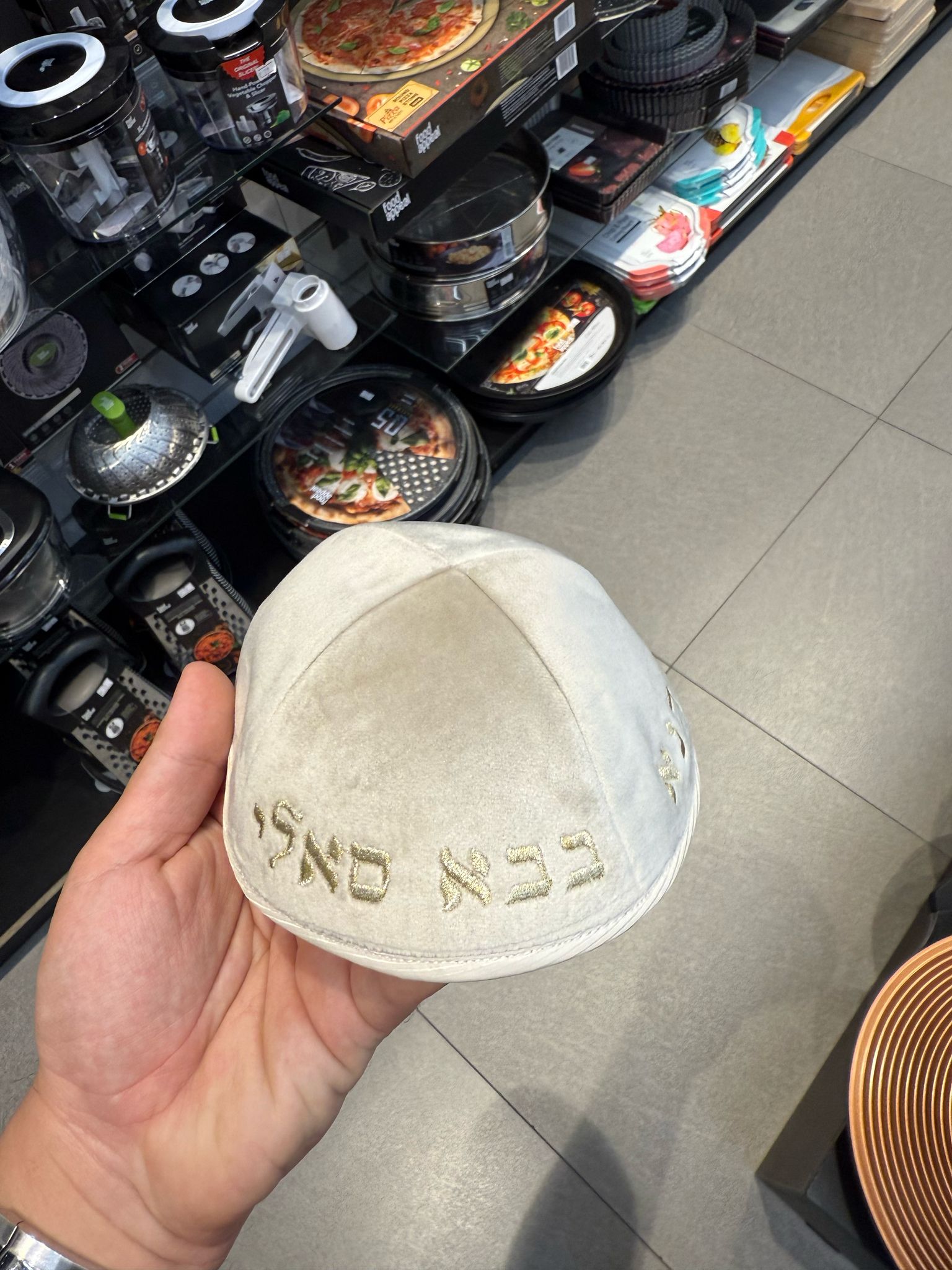 כיפה קטיפה מרוקאית 18 ס״מ – שמנת 'סידנא בבא סאלי' כתוביות זהב