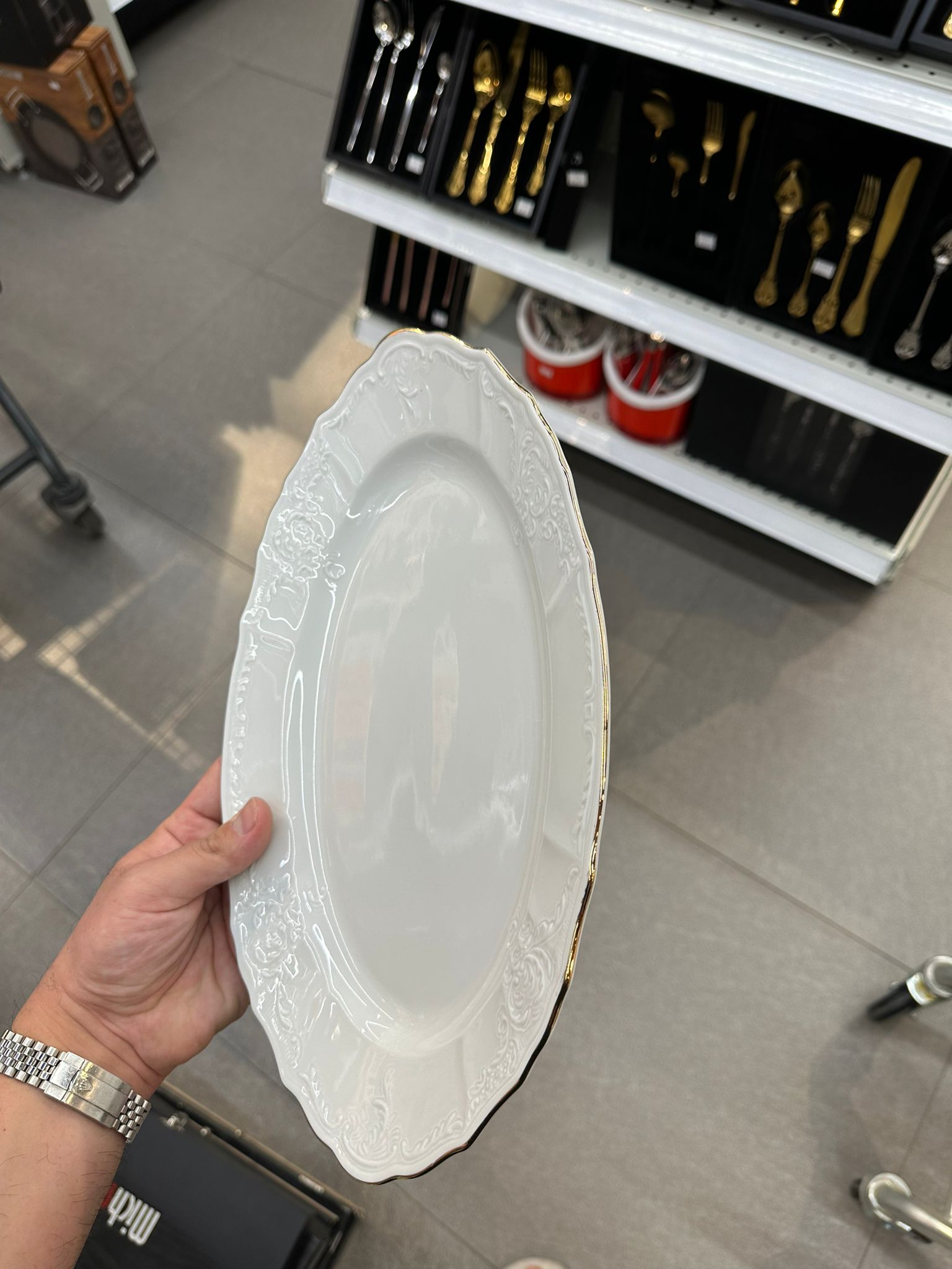 פלטת הגשה אובלית 34 ס״מ פורצלן צ׳כי – לבן עיטור פס זהב Thun