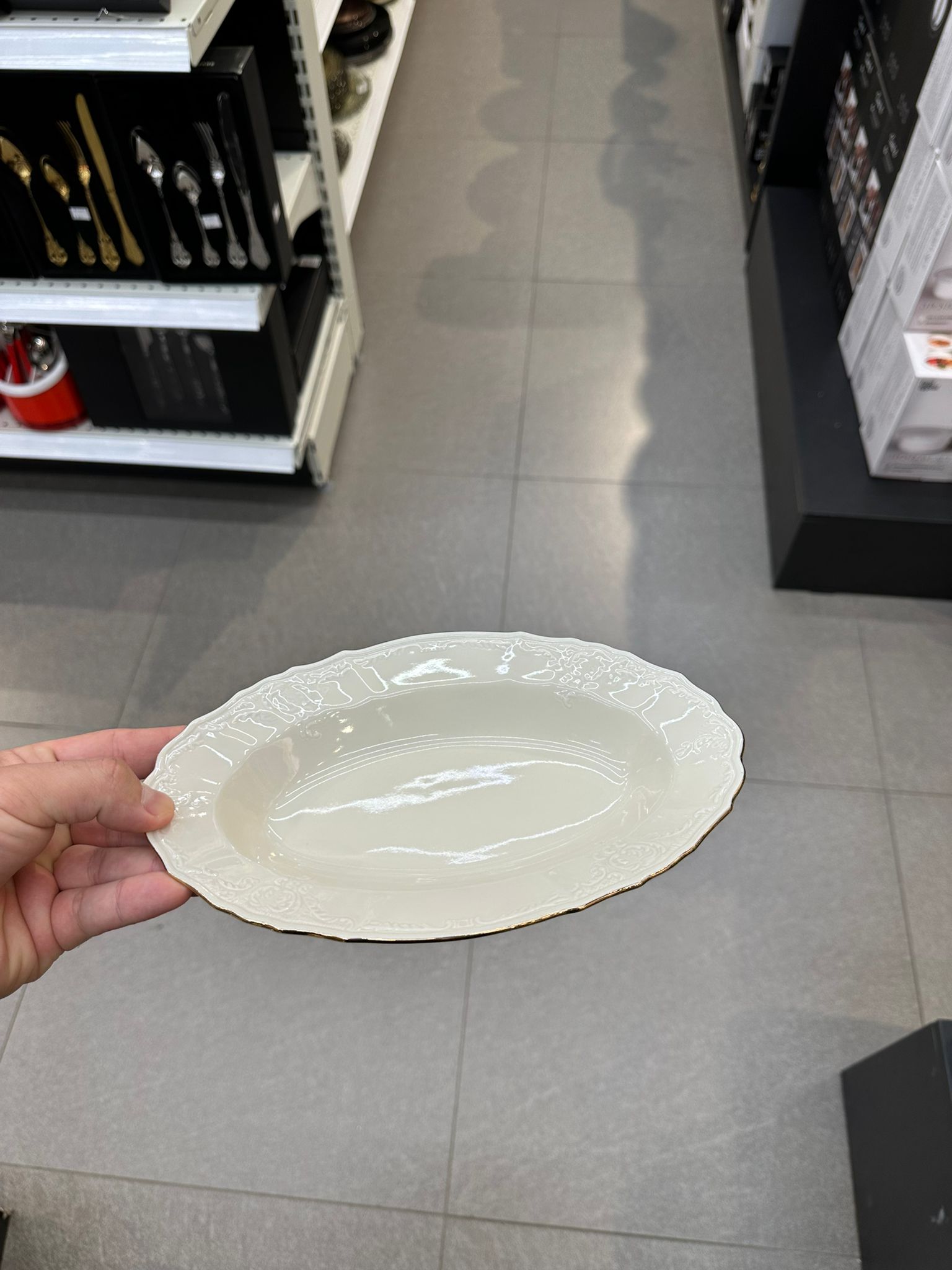 פלטה אובלית ריבייר 24 ס״מ פורצלן צ׳כי – שמנת שנהב עיטור פס זהב Thun