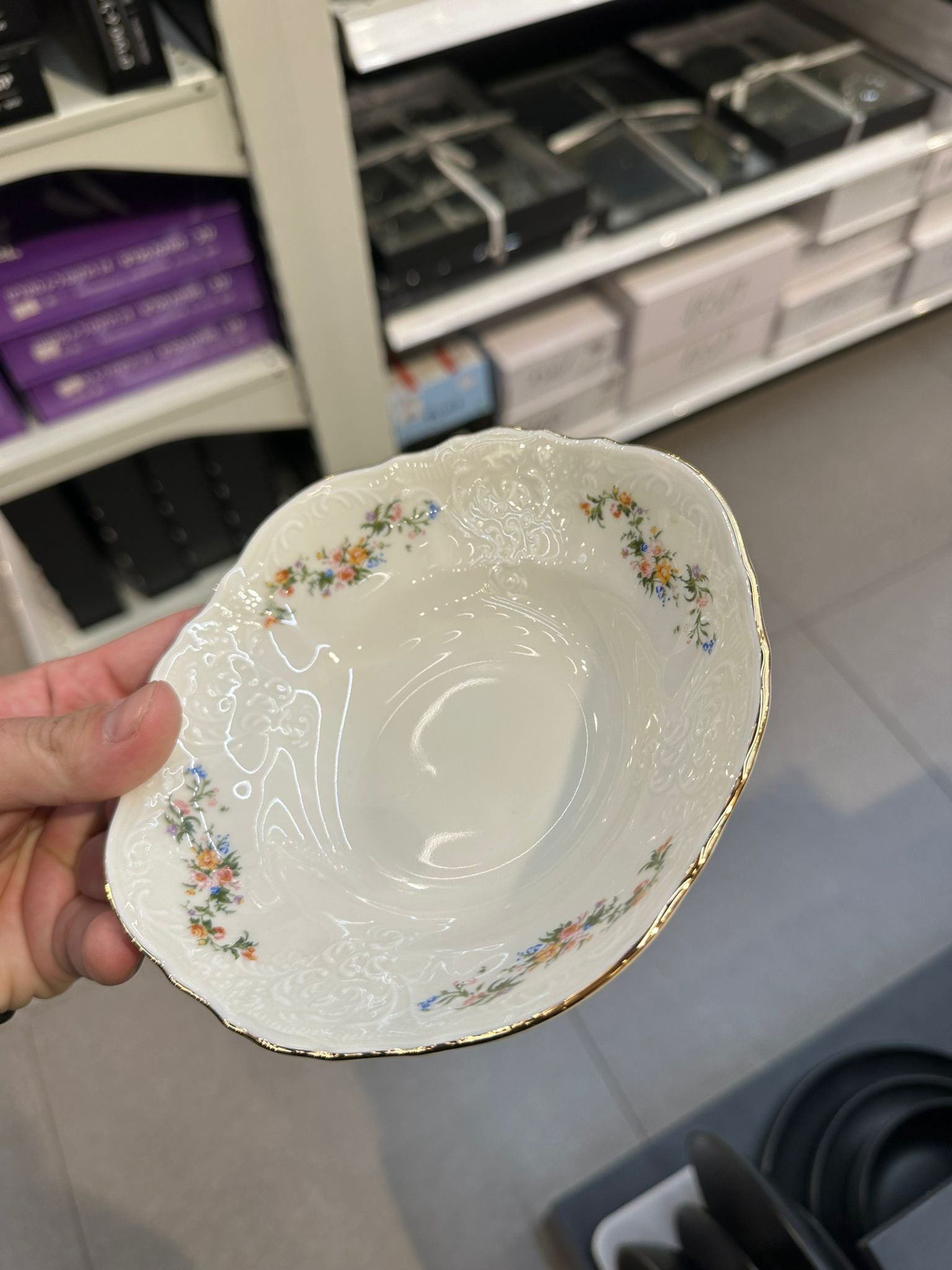 קערת הגשה 16 ס״מ פורצלן צ׳כי – פרחוני דגם 3011 עיטור פס זהב Thun