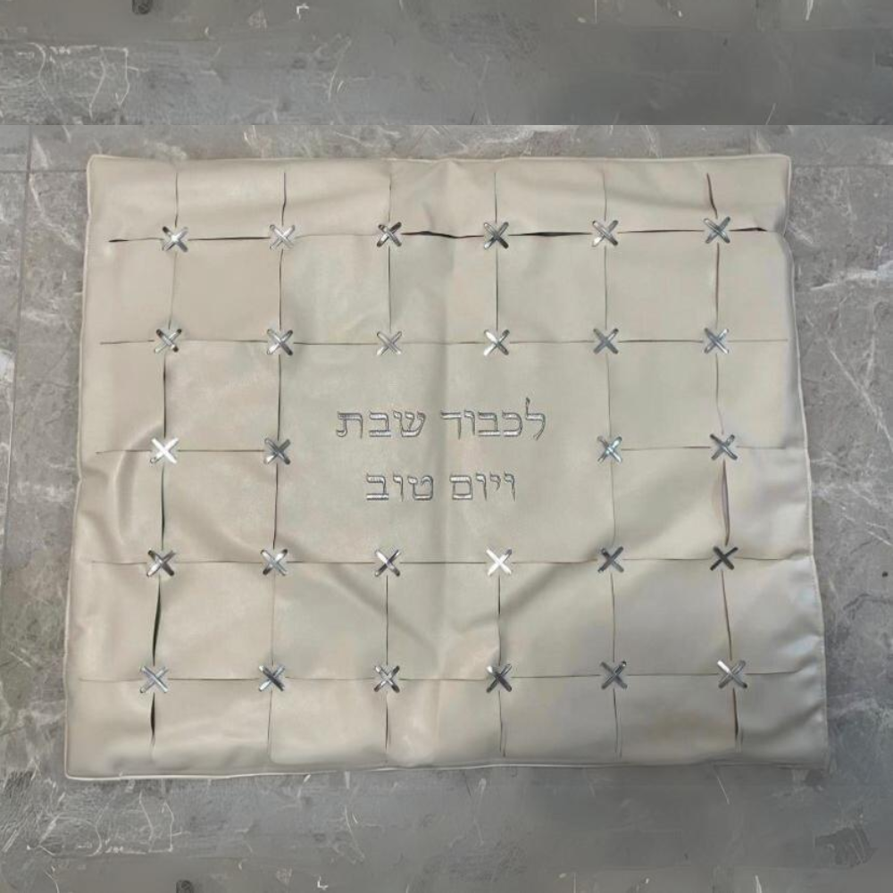 מפה לכיסוי חלה – דמוי עור לבן כסף איקסים