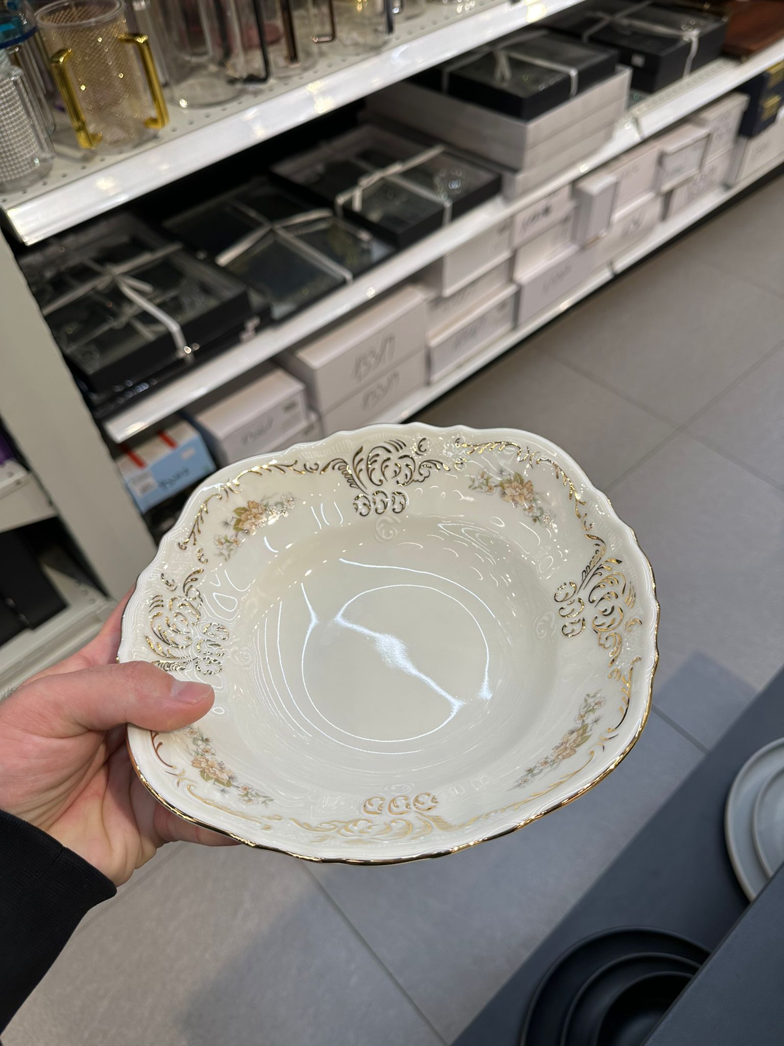 קערת הגשה 23 ס״מ פורצלן צ׳כי – פרח צהוב דגם 2018 עיטור פס זהב Thun