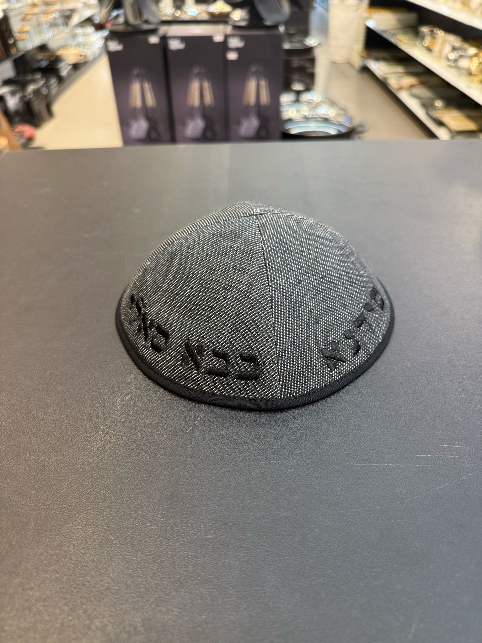 כיפה קטיפה מרוקאית 18 ס״מ – ג'ינס אפור 'סידנא בבא סאלי' כתוביות שחור