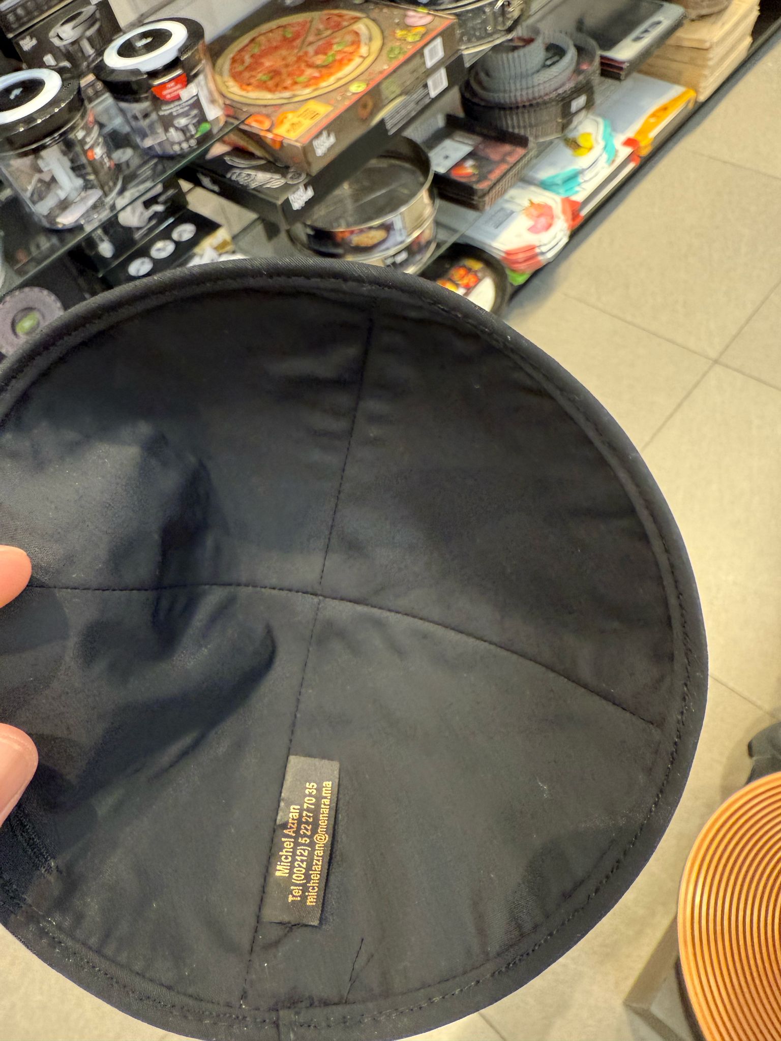 כיפה קטיפה מרוקאית 18 ס״מ – ג'ינס שחור 'סידנא בבא סאלי' כתוביות זהב