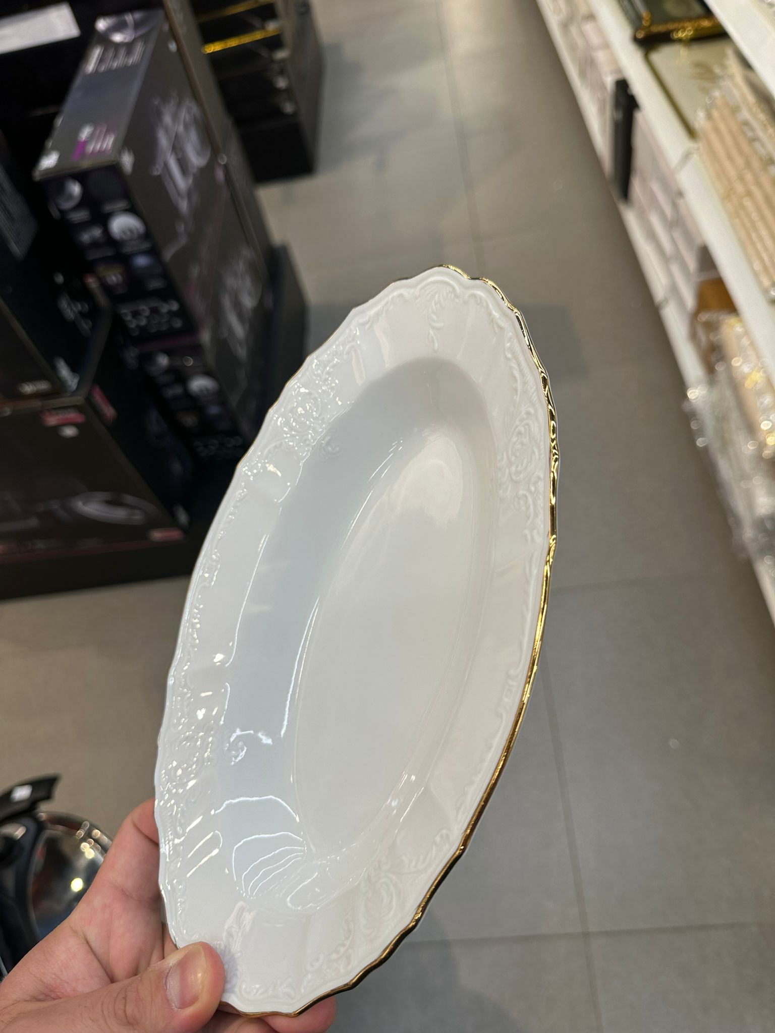 פלטה אובלית ריבייר 24 ס״מ פורצלן צ׳כי – לבן עיטור פס זהב Thun