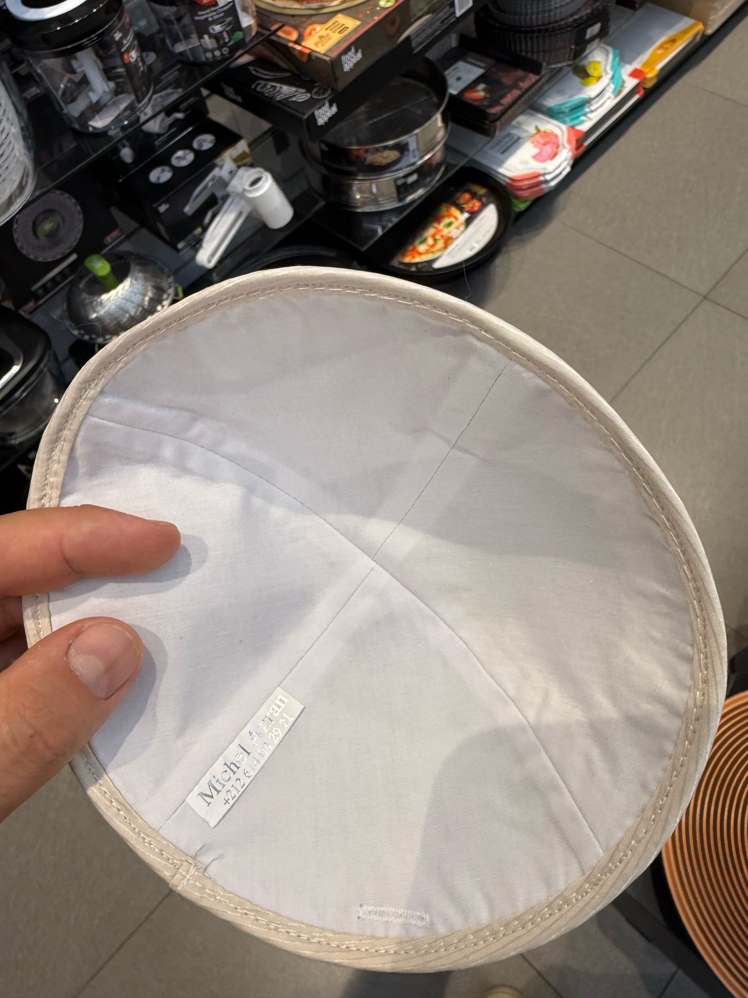 כיפה קטיפה מרוקאית 18 ס״מ – שמנת 'סידנא בבא סאלי' כתוביות זהב