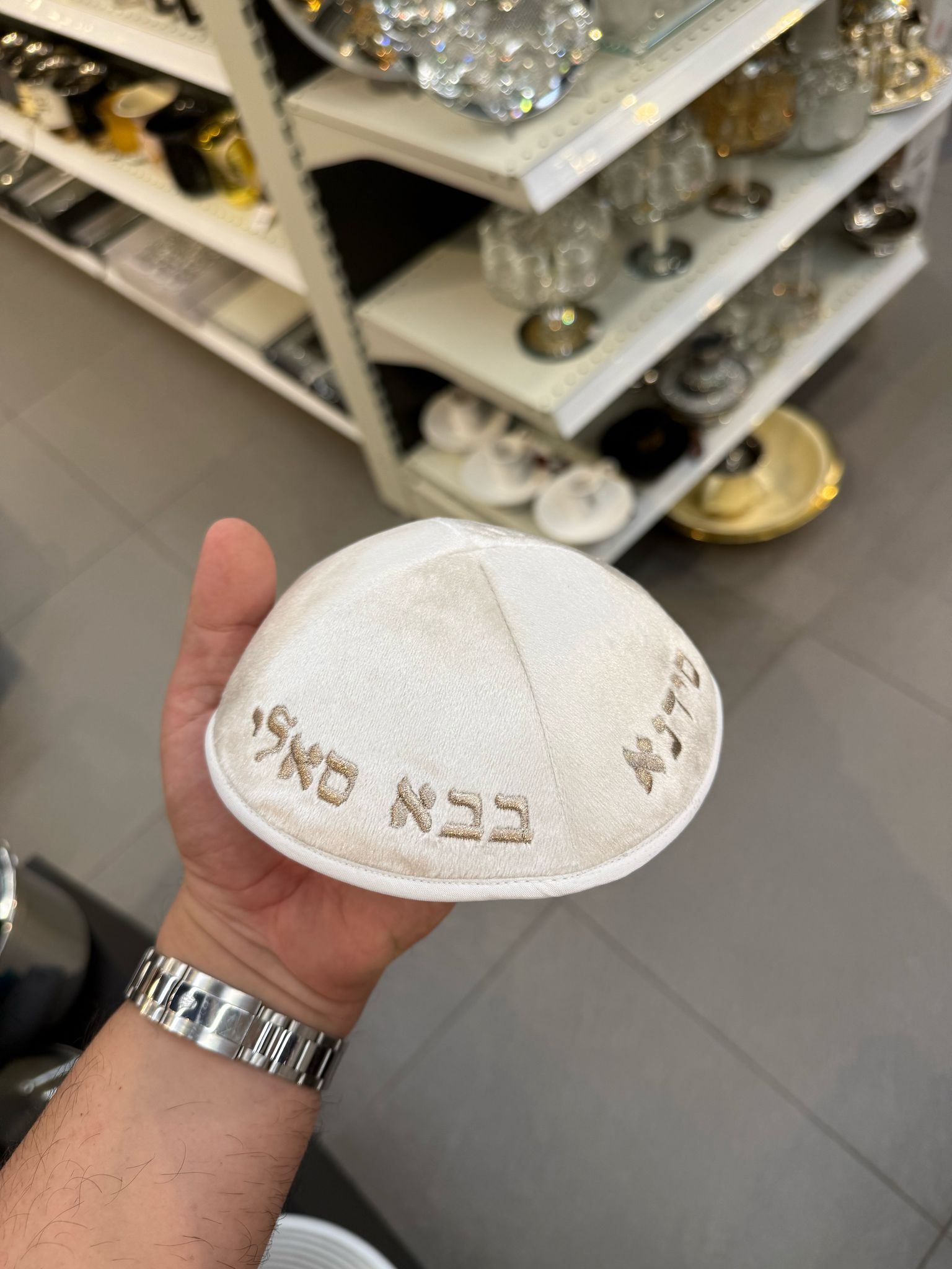 כיפה קטיפה מרוקאית (לילדים) 14 ס״מ – קרם ׳סידנא בבא סאלי’ כתוביות רוז גולד