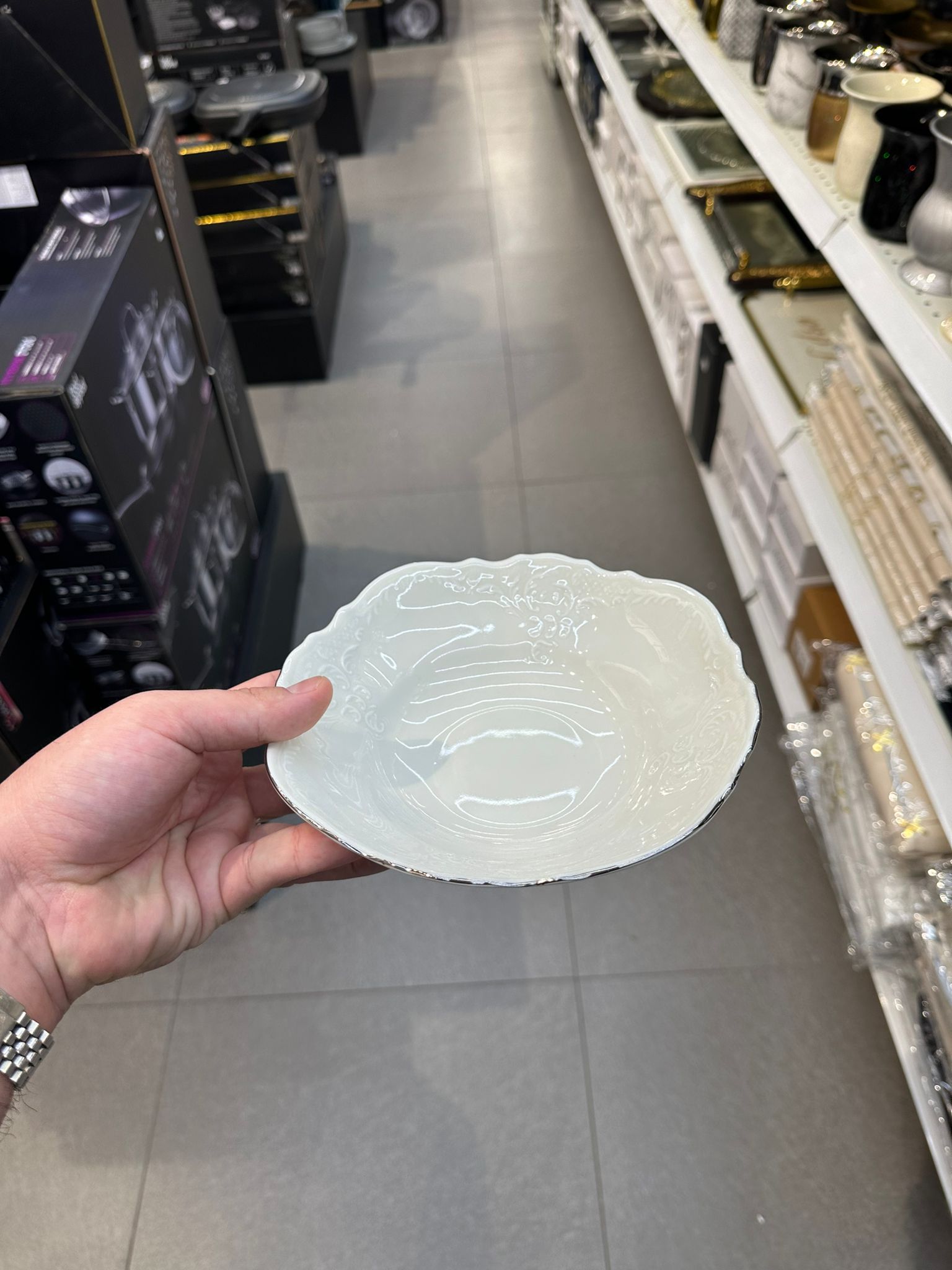קערית לפתניה לסלטים 19 ס״מ פורצלן צ׳כי – שמנת שנהב עיטור פס כסף Thun