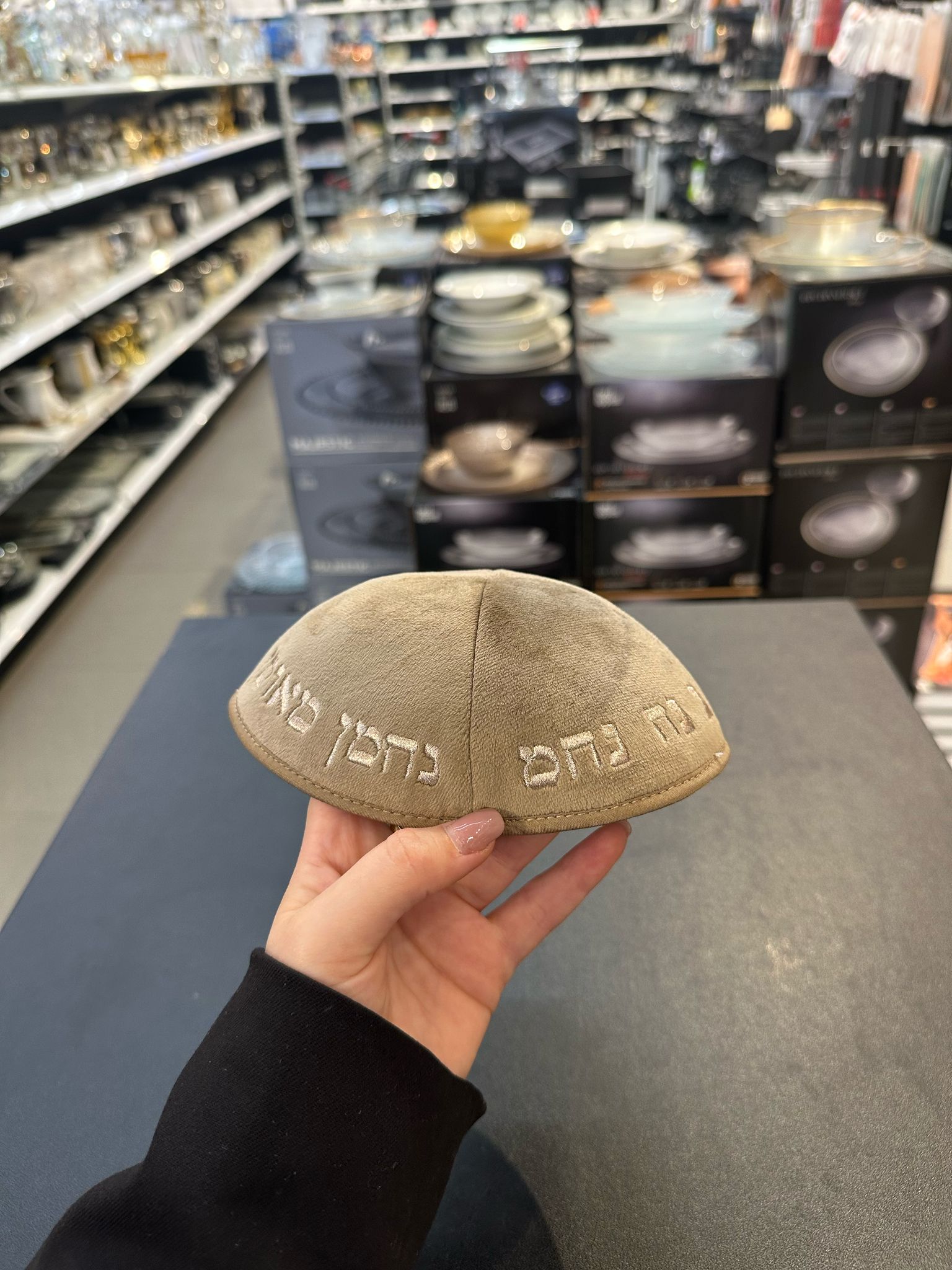 כיפה קטיפה מרוקאית 18 ס״מ –אופוויט בהיר ׳נ נח נחמ נחמן מאומן' כתוביות רוז גולד