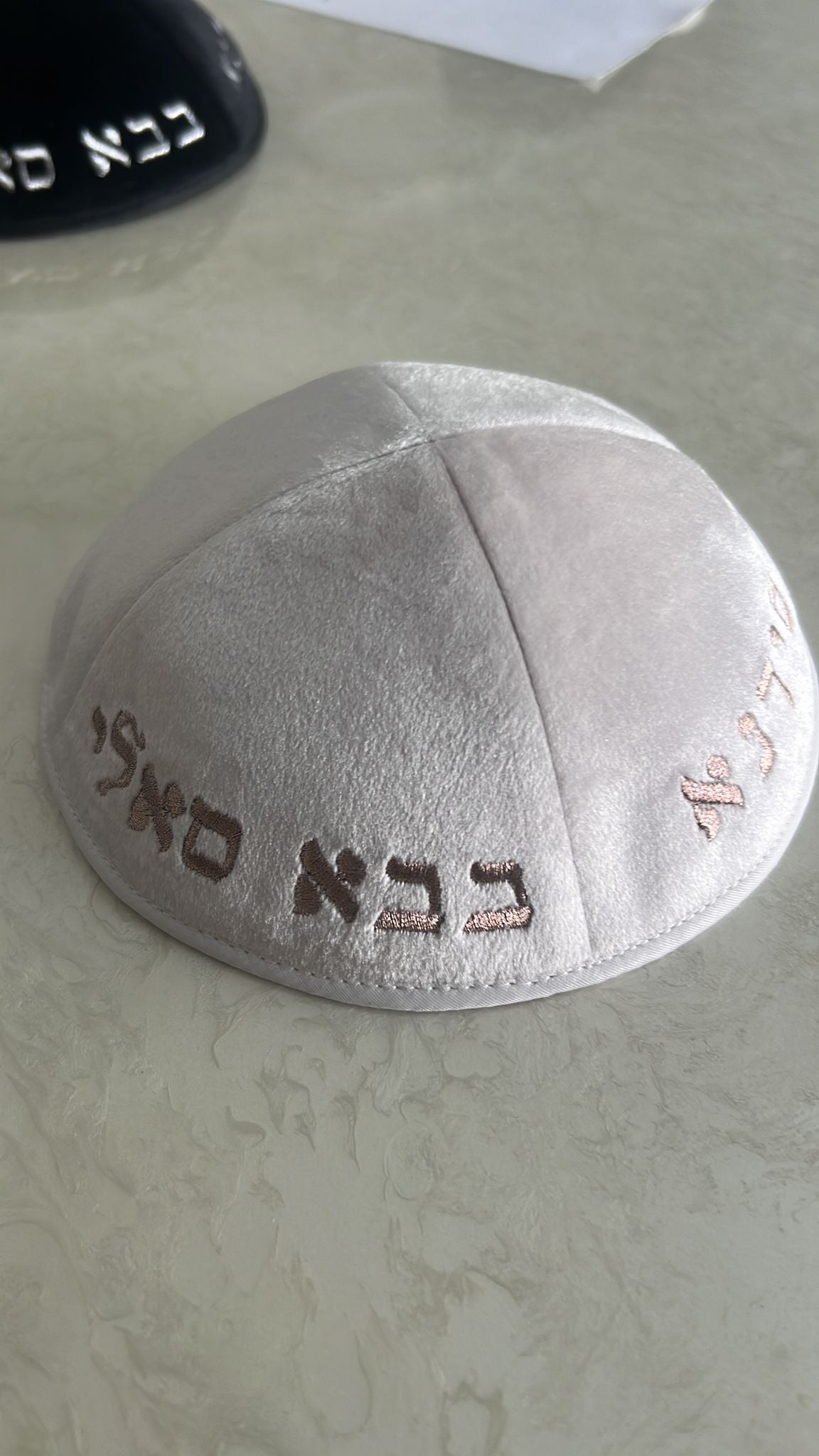 כיפה קטיפה מרוקאית 18 ס״מ – קרם ׳סידנא בבא סאלי׳ כתוביות רוז גולד