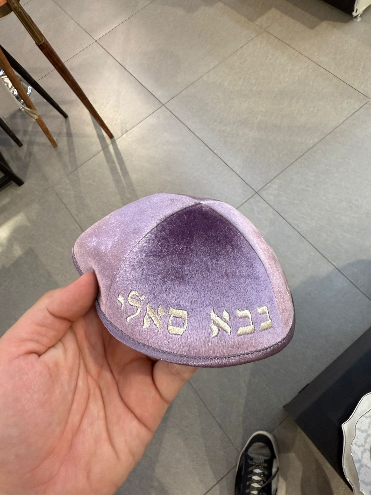 כיפה קטיפה מרוקאית 18 ס״מ – סגול ׳בבא סאלי׳ כתוביות רוז גולד