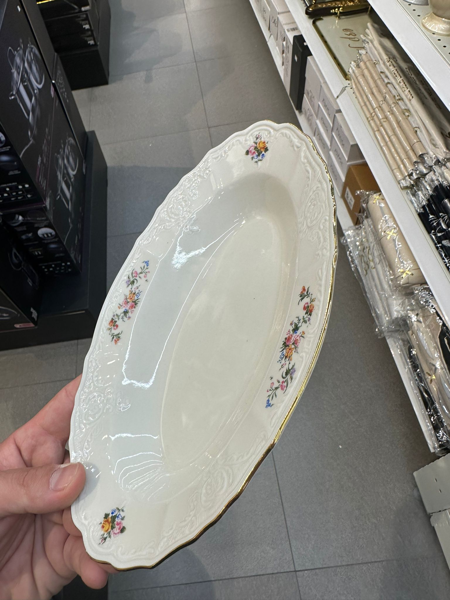 פלטה אובלית ריבייר 24 ס״מ פורצלן צ׳כי – פרחוני דגם 3011 עיטור פס זהב Thun