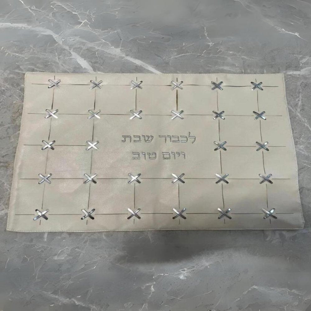מפה לכיסוי חלה – דמוי עור לבן כסף איקסים
