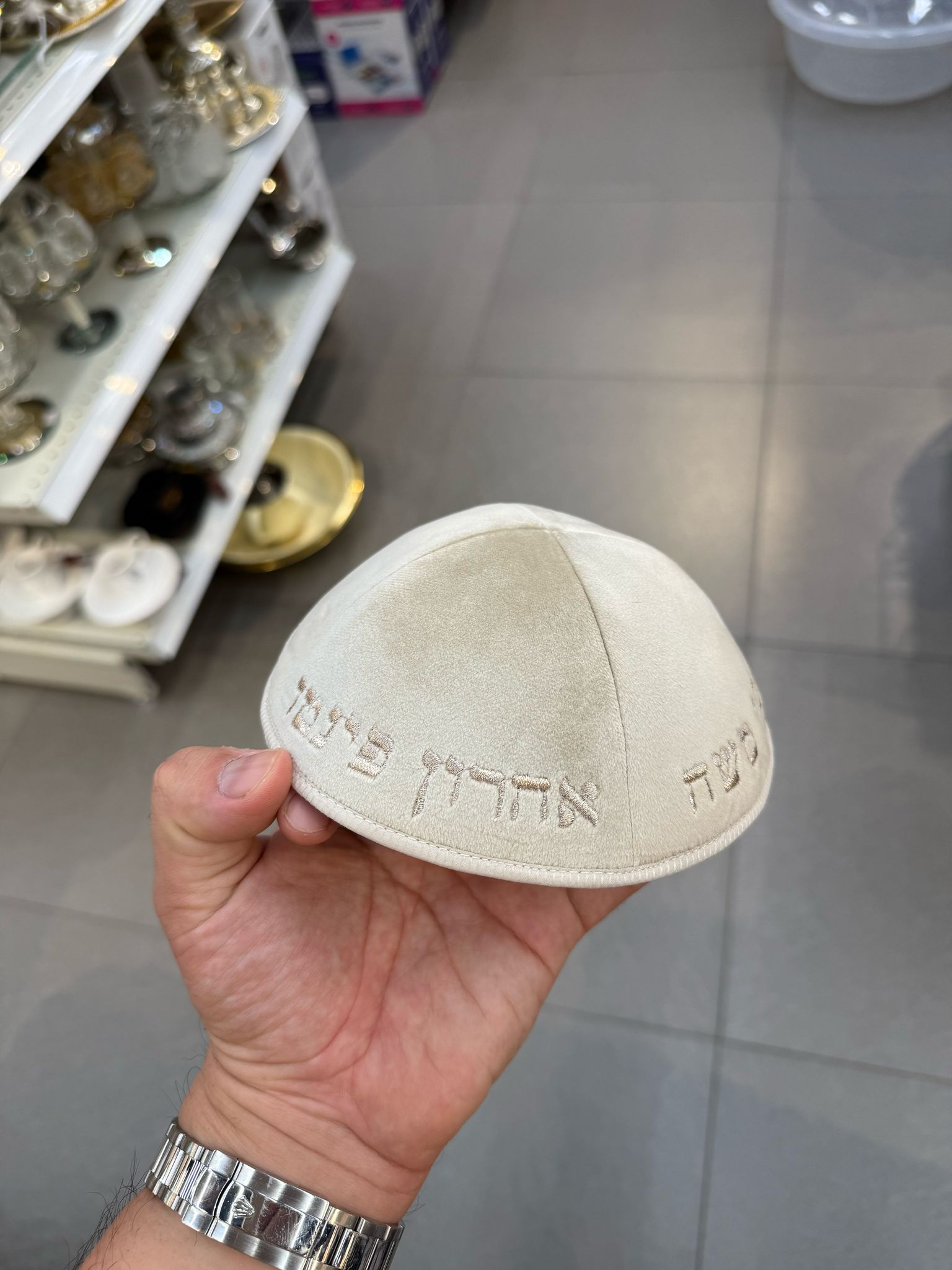 כיפה קטיפה מרוקאית 18 ס״מ – שמנת 'רבי משה אהרון פינטו' כתוביות רוז גולד