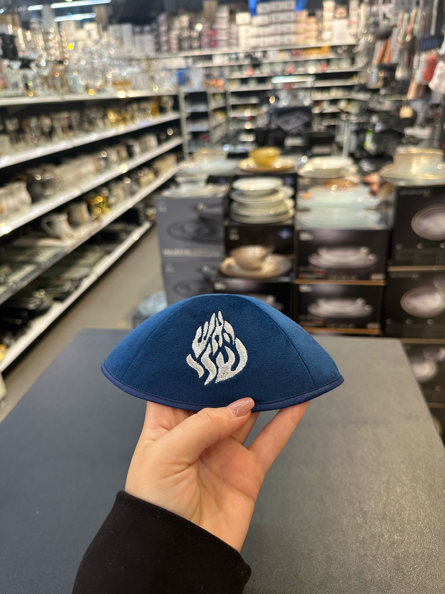 כיפה קטיפה מרוקאית 18 ס״מ – כחול כהה ג׳ינס ׳האש שלי׳ כתוביות כסף