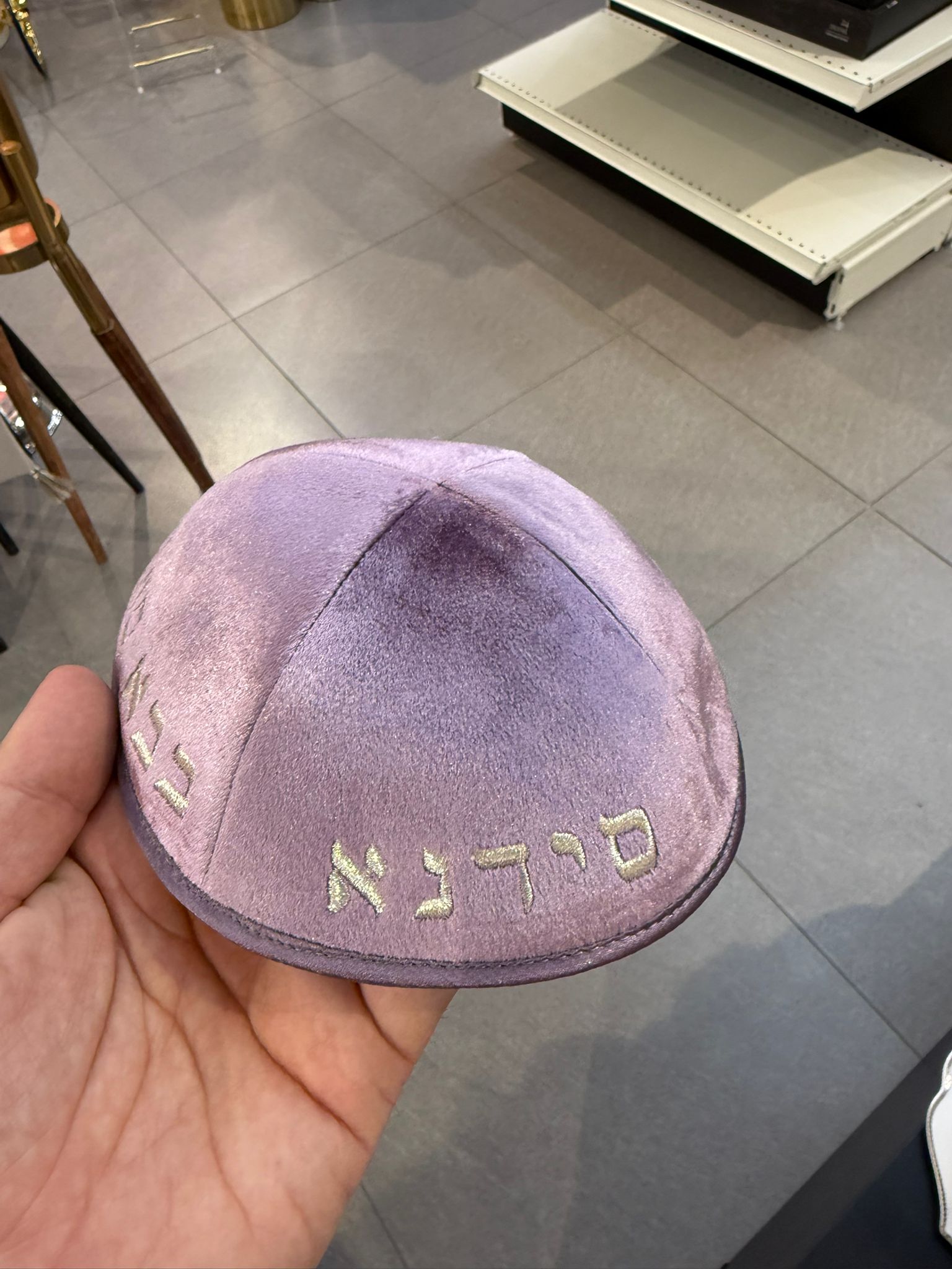 כיפה קטיפה מרוקאית 18 ס״מ – סגול ׳בבא סאלי׳ כתוביות רוז גולד