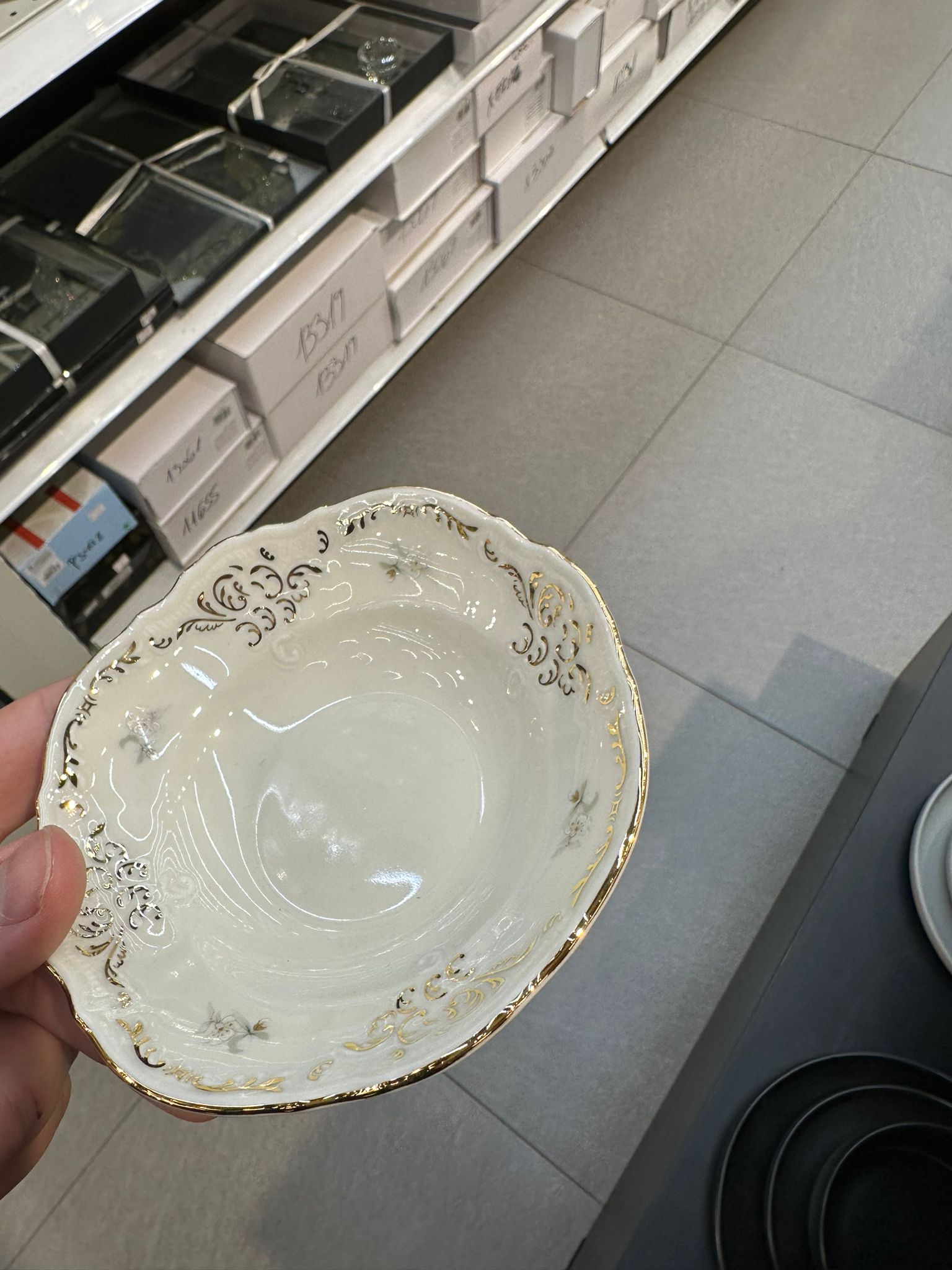 קערית לפתניה לסלטים 12 ס״מ פורצלן צ׳כי – פרח צהוב דגם 2018 עיטור פס זהב Thun
