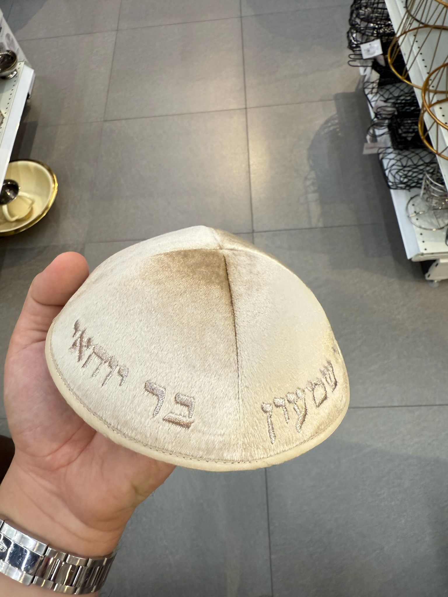 כיפה קטיפה מרוקאית (לילדים) 14 ס״מ – בז' שמנת ׳סידנא בבא סאלי’ כתוביות רוז גולד