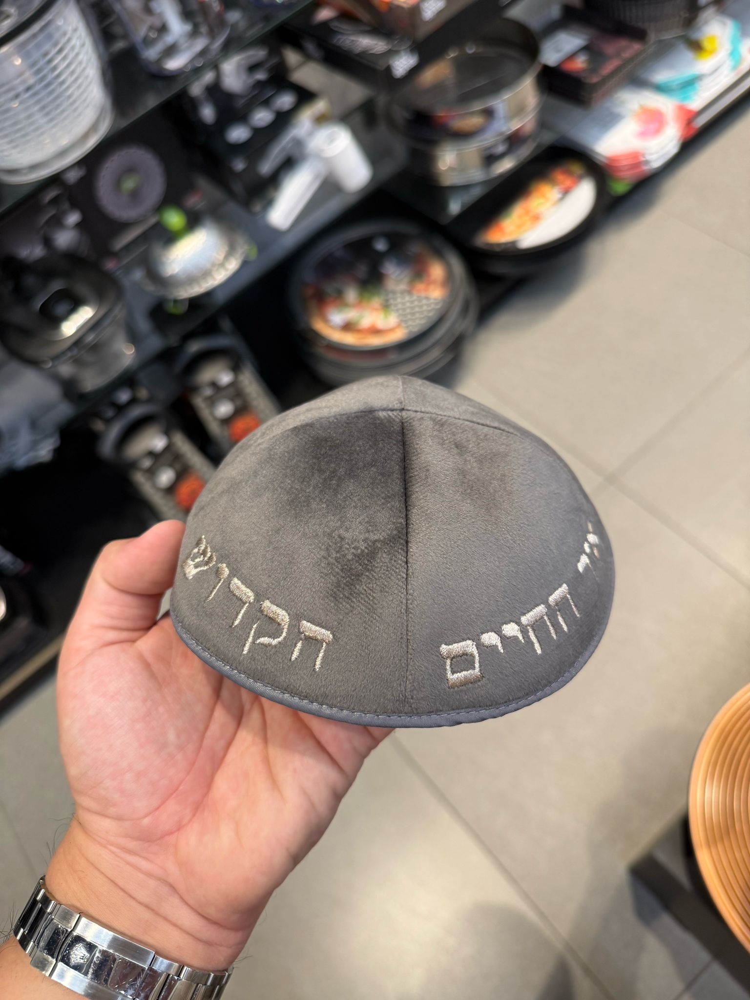 כיפה קטיפה מרוקאית 18 ס״מ – אפור כהה 'סידנא בבא סאלי' כתוביות רוז גולד